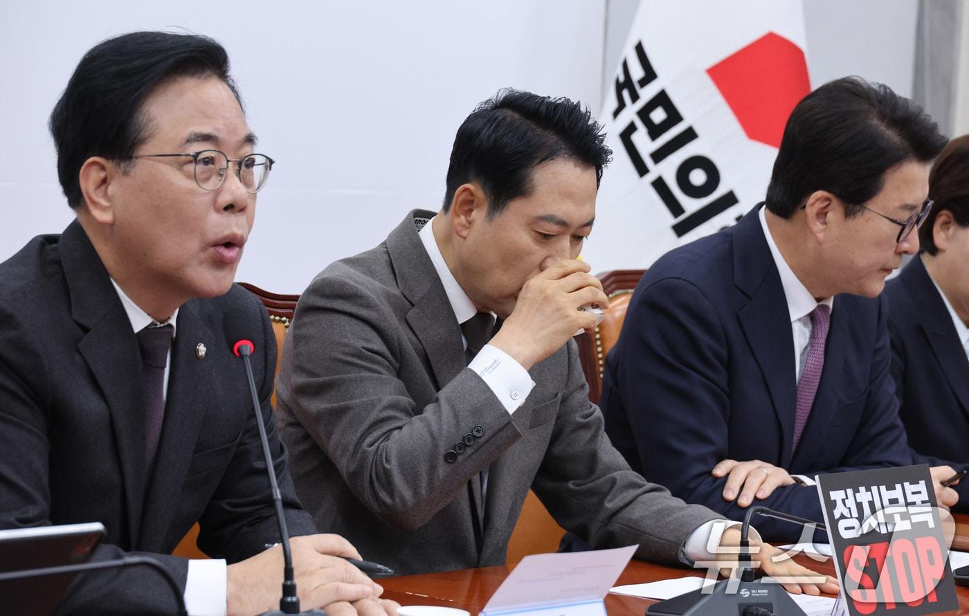 장동혁 국민의힘 대표가 11일 서울 여의도 국회에서 열린 최고위원회의에서 목을 축이고 있다. ⓒ News1 신웅수 기자