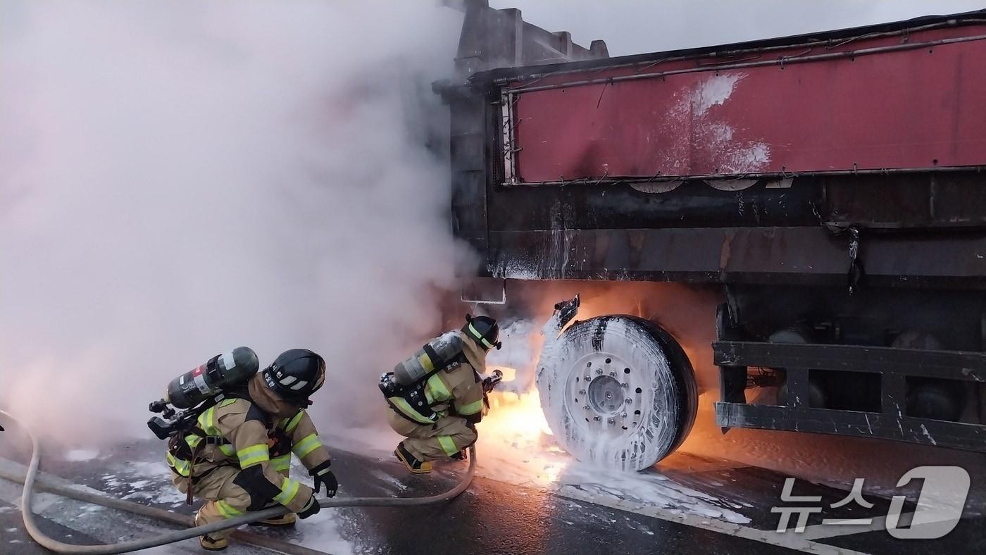 차량 화재 현장&#40;독자 제공. 재판매 및 DB금지&#41;. 2025.12.11