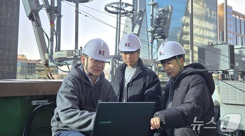 본문 이미지 - 삼성리서치 차세대통신연구센터와 KT 연구진이 AI 무선망 기반 사용자 맞춤 네트워크 최적화 기술 적용 효과를 확인하고 있다.&#40;삼성전자 뉴스룸&#41;