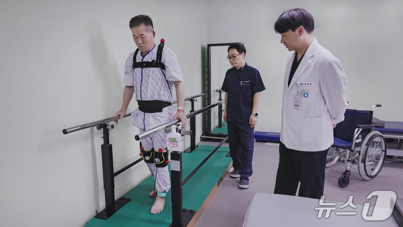 ETRI가 개발한 초경량 탄성슈트를 입고 충북대병원 의료진과 재활훈련하는 환자 모습&#40;ETRI 제공&#41; /뉴스1
