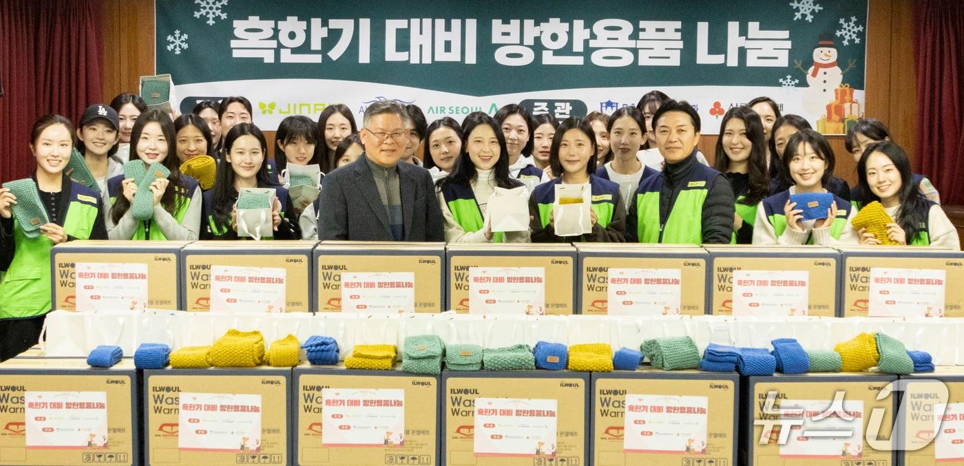 10일 서울 강서구 등촌9 사회복지관에서 진에어 임직원들이 이웃들에게 전달할 목도리, 카본매트 등 방한용품을 포장한 뒤 기념 사진을 촬영한 모습&#40;진에어 제공&#41;. 2025.12.10.