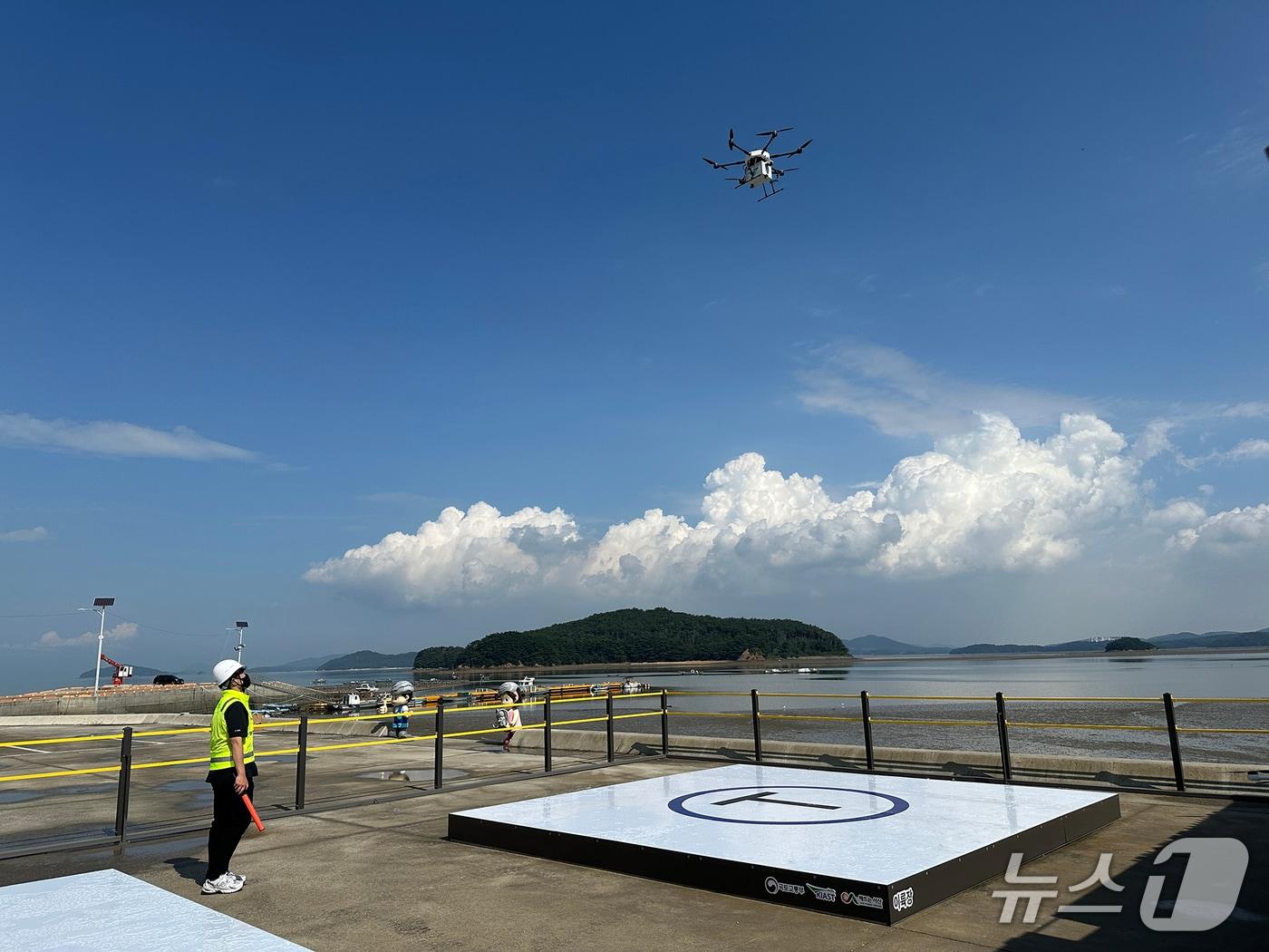 본문 이미지 - 드론이 지곡면 중왕항 배송 거점에서 이륙하는 모습&#40;서산시 제공. 재판매 및 DB금지&#41;2025.12.11/뉴스1