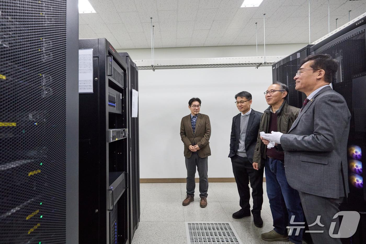 인하대 ‘AI 데이터센터’ 개소식에서 조명우 총장이 AI 데이터센터를 둘러보고 있다.&#40;인하대 제공. 재배포 및 DB금지&#41;2025.12.11/뉴스1
