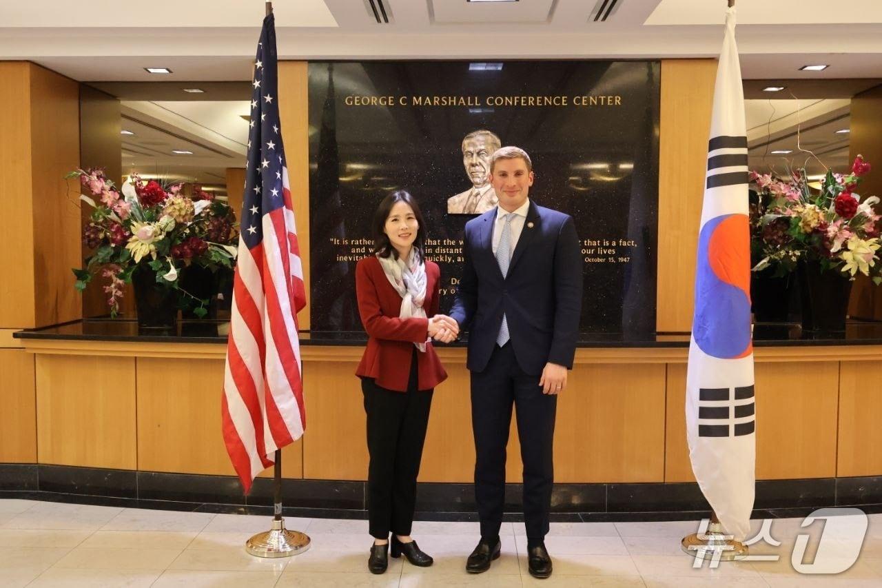 본문 이미지 - 김진아&#40;왼쪽&#41; 외교부 2차관, 제이콥 헬버그 미국 국무부 경제차관.&#40;외교부 제공&#41;
