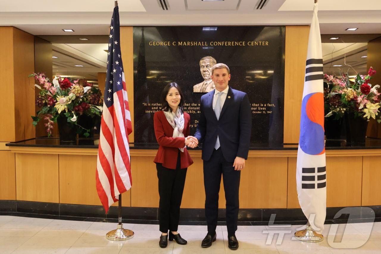 본문 이미지 - 김진아 외교부 제2차관이 지난 10일(현지시간) 미국 워싱턴에서 열린 '제10차 한미 고위급 경제협의회'에서 제이콥 헬버그 미 국무부 경제차관과 기념 촬영하고 있다. (외교부 제공. 재판매 및 DB 금지) 2025.12.11/뉴스1