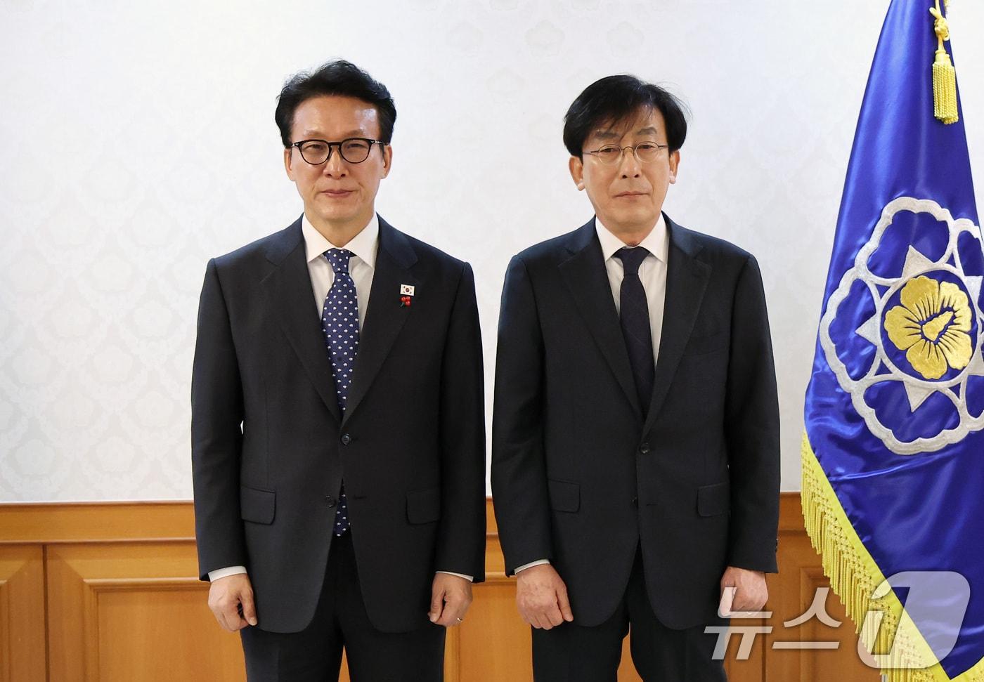 김민석 국무총리가 11일 서울 종로구 정부서울청사에서 열린 의료혁신위원회 민간위원 위촉식에서 정기현 현대여성아동병원장을 위원장으로 위촉하고 기념촬영을 하고 있다. 2025.12.11/뉴스1 ⓒ News1 임세영 기자