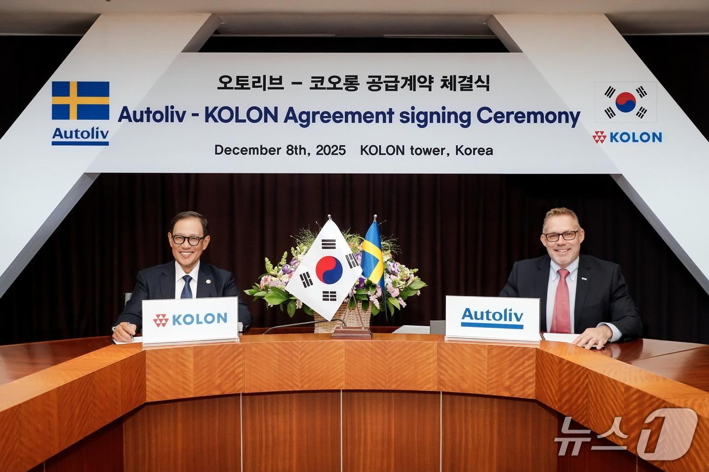 코오롱인더스트리가 8일 코오롱 과천 사옥에서 오토리브&#40;Autoliv&#41;와 에어백 소재를 추가 공급한다는 계약을 체결했다. 허성 코오롱인더스트리 사장과 크리스티안 스완 오토리브 오토리브 총괄 부사장이 계약을 체결하는 모습. &#40;사진제공 = 코오롱인더스트리&#41; 