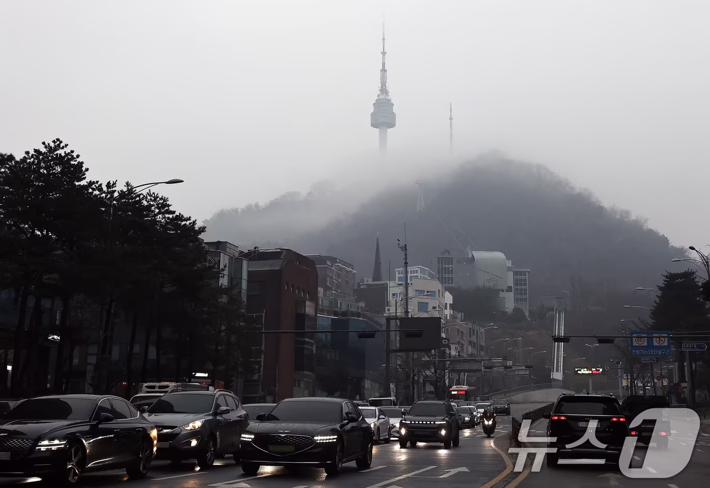 전국 대부분의 지역에 비나 눈이 내린 11일 오전 서울 남산에 비구름이 걸려 있다. 2025.12.11/뉴스1 ⓒ News1 구윤성 기자