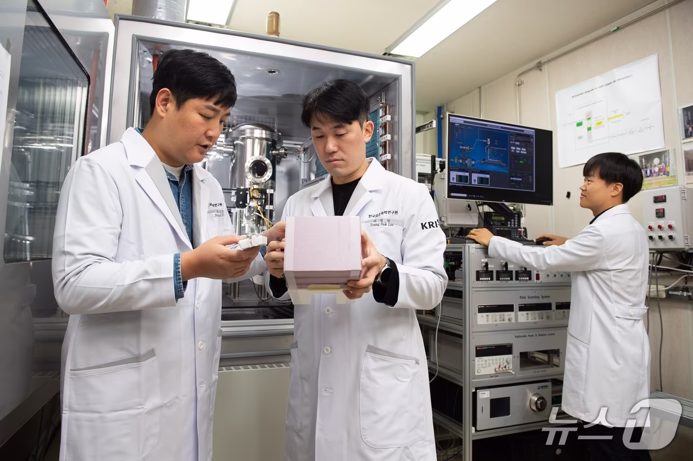 라디오존데 교정을 위한 고층기상모사시스템을 작동하는 표준연 연구진(표준연 제공) /뉴스1