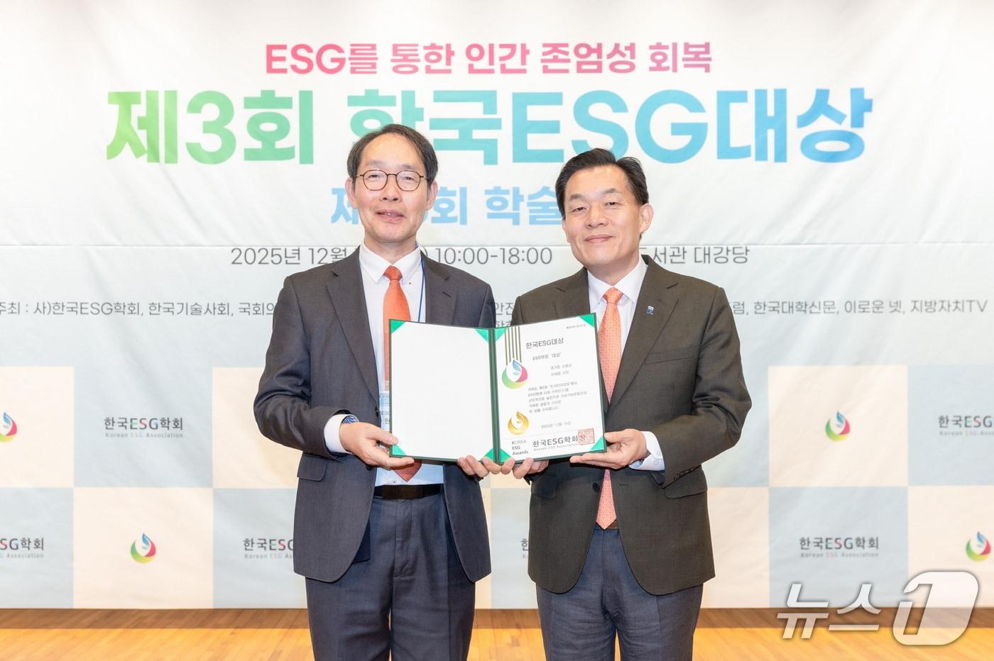  이재준 경기 수원시장&#40;오른쪽&#41;이 지난 10일 국회도서관 대강당에서 열린 &#39;제3회 한국ESG대상&#39; 시상식에서 지방자치단체 ESG종합 부문 대상을 받고 기념촬영을 하고 있다. &#40;수원시 제공. 재판매 및 DB 금지&#41; 2025.12.11/뉴스1
