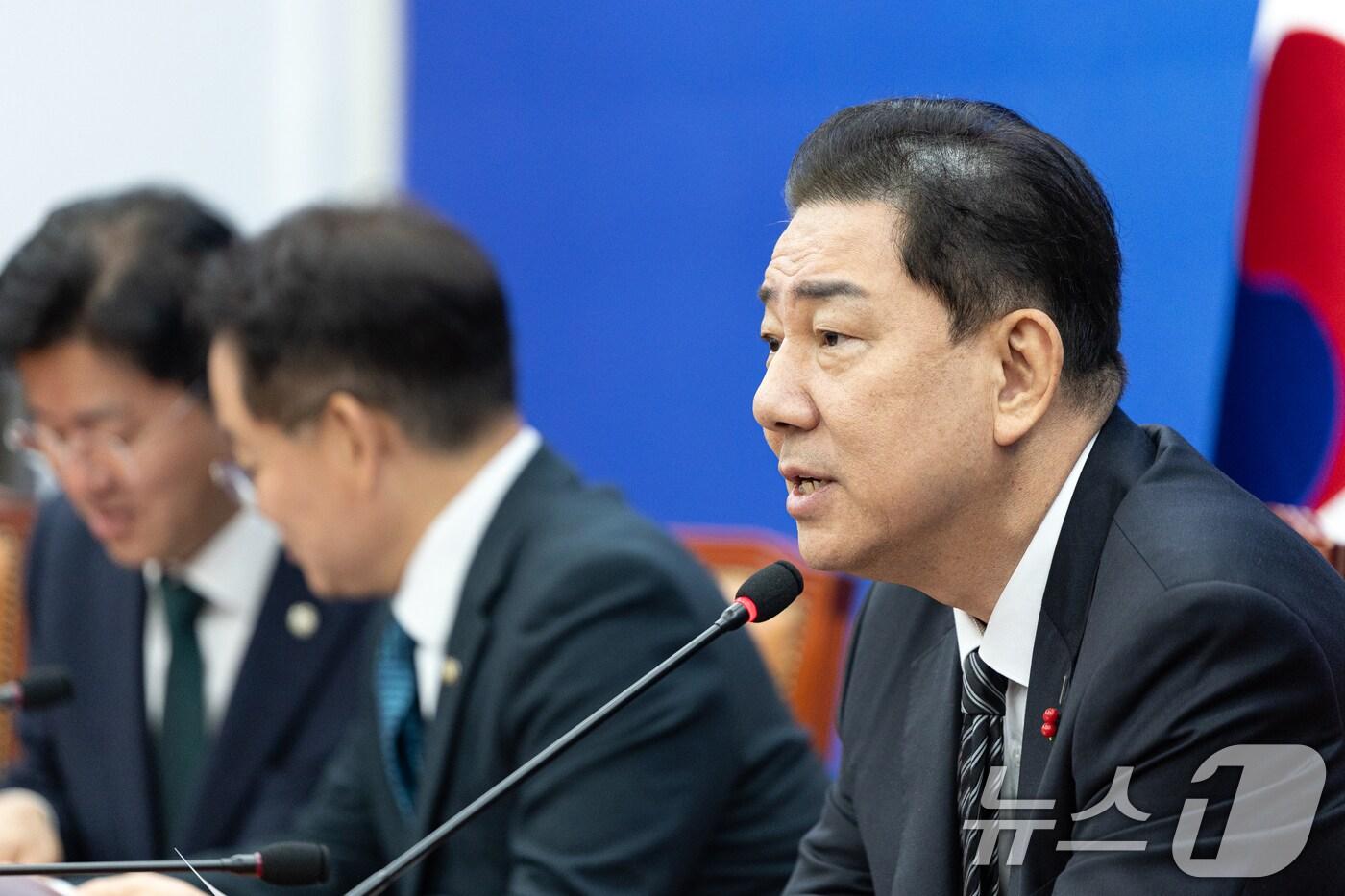 본문 이미지 - 김병기 더불어민주당 원내대표가 11일 서울 여의도 국회에서 열린 정책조정회의에서 모두발언하고 있다. 2025.12.11/뉴스1 ⓒ News1 이승배 기자