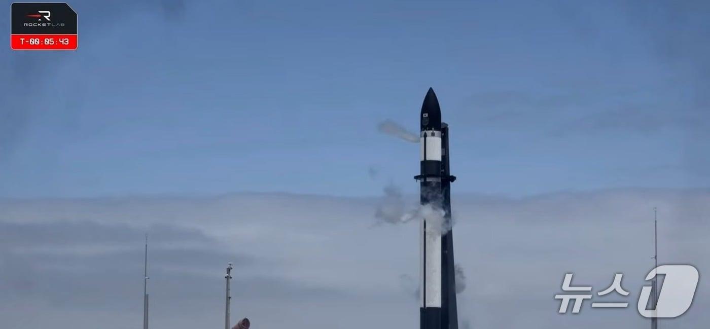 11일&#40;한국시간&#41; 한반도 군집 관측용 위성 &#39;네온샛&#39;의 검증위성을 실은 미국 로켓랩 사의 일렉트론 로켓이 뉴질랜드 마히아 발사장에서 발사를 앞두고 있다.&#40;우주항공청 유튜브 생중계 갈무리&#41;/뉴스1