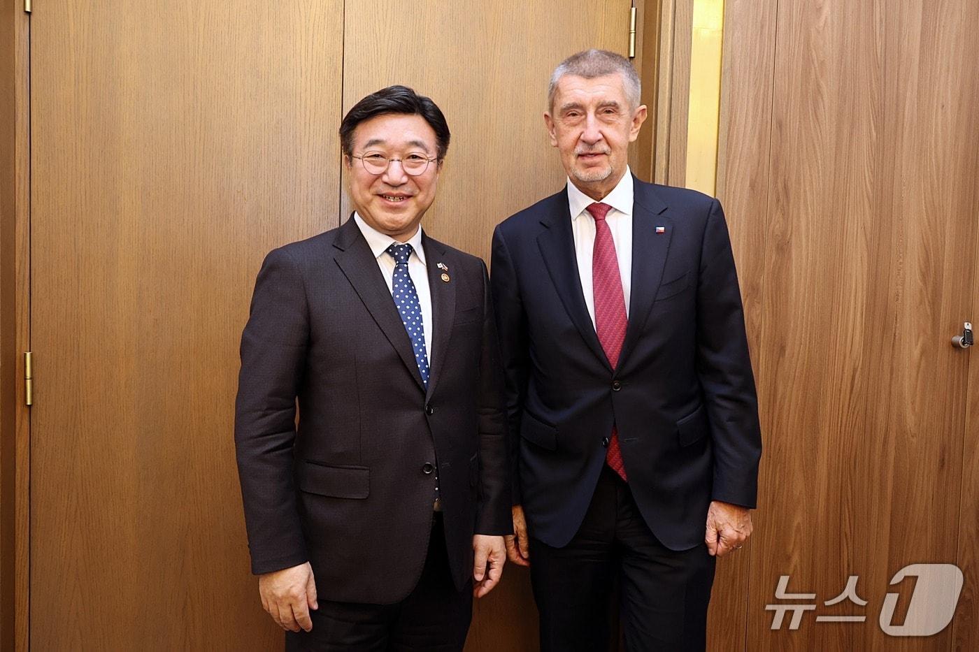 윤호중 행정안전부 장관이 9일&#40;현지시각&#41; 안드레이 바비쉬 체코 총리 접견했다