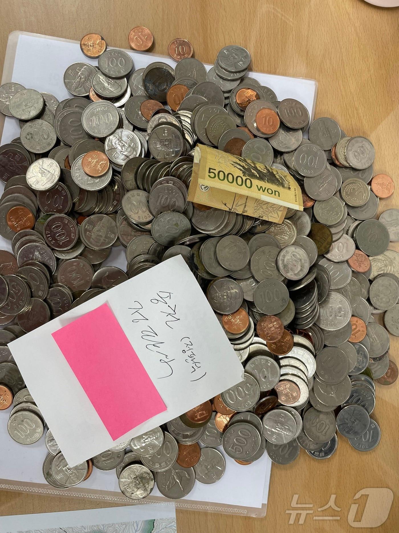 본문 이미지 - 강진군 신전면 송천마을 주민 정판식 씨가 2년여 동안 돼지저금통에 직접 모은 10원짜리부터 500원짜리 동전 800여개.&#40;강진군 제공, 재배포 및 DB 금지&#41;/뉴스1