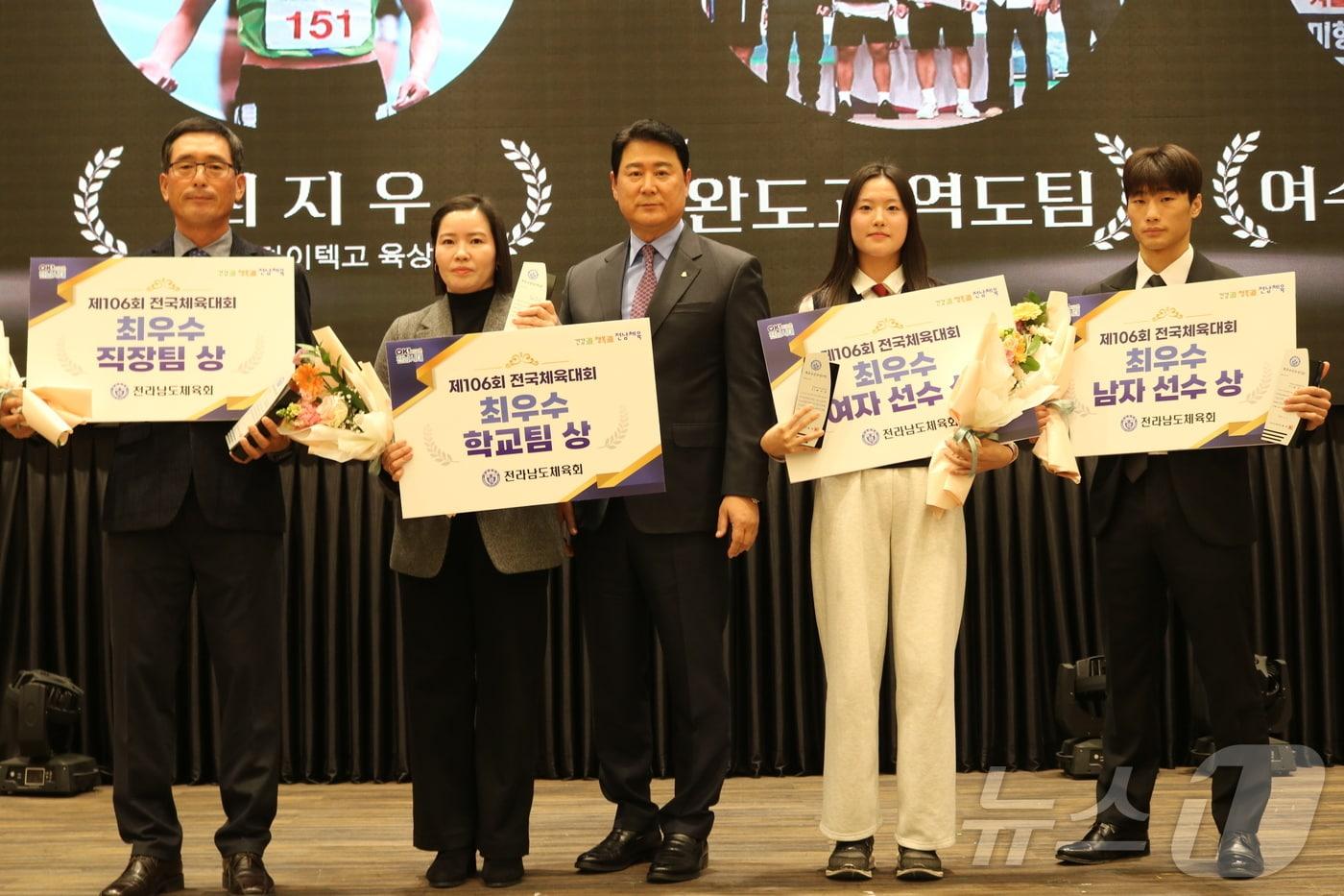 2025년 전남도 체육진흥 유공자 시상식 최우수팀, 최우수선수 단체사진 &#40;전남도체육회 제공. 재판매 및 DB금지&#41; /뉴스1 