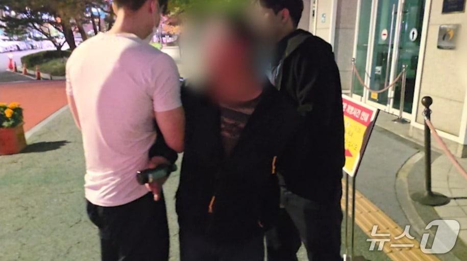 본문 이미지 - 경찰에 붙잡힌 보이스피싱 현금 수거책(대전경찰청 제공) /뉴스1