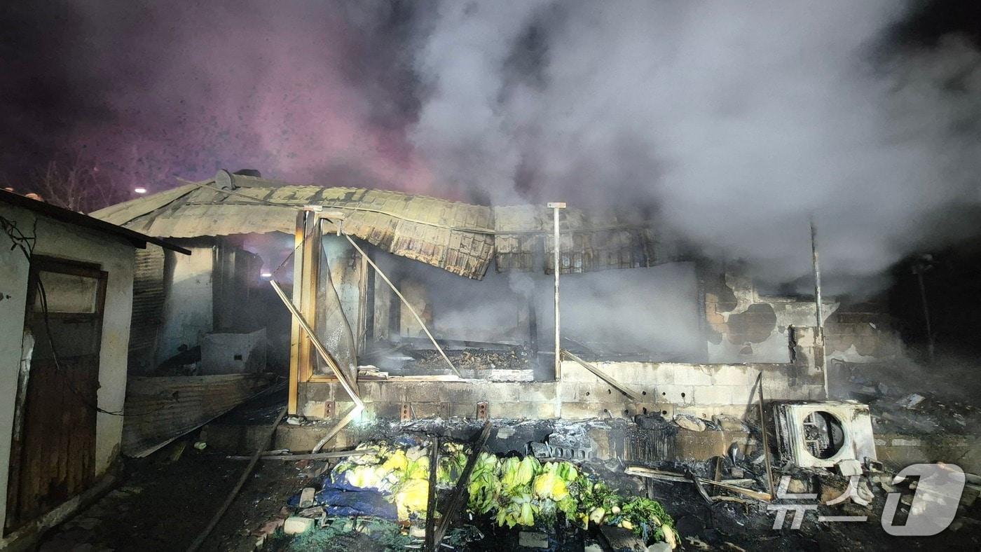 김제 단독주택 화재 현장 모습.&#40;전북소방본부 제공. 재판매 및 DB금지&#41;