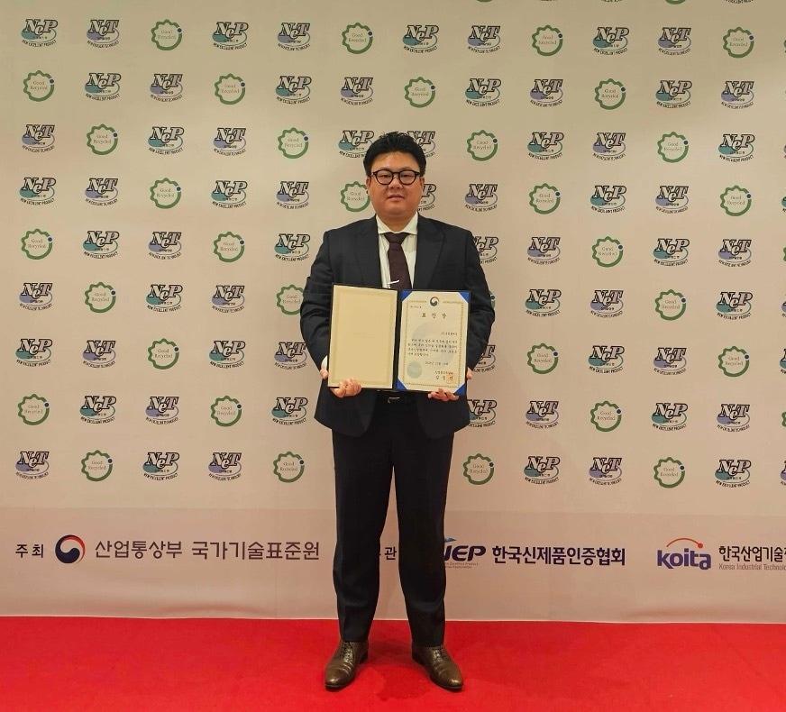 본문 이미지 - 올림플래닛 안호준 경영지원본부장이 수상하는 모습 / 사진=올림플래닛 제공