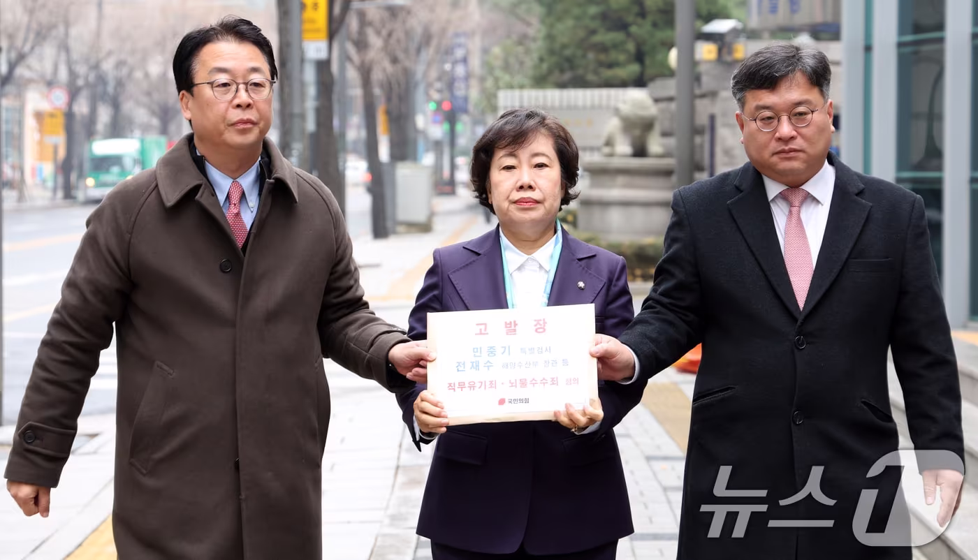 국민의힘 조배숙 사법정의수호 및 독재저지특위 위원장, 곽규택 법률자문위원장이 지난 11일 서울 종로구 서울지방경찰청에서 통일교 금품수수 의혹 관련 민중기 특별검사 및 수사팀을 직무유기 혐의, 전재수 해양수산부 장관 및 민주당 전현직 의원들을 정치자금법 위반·뇌물수수 혐의로 고발하고 있다. 2025.12.11/뉴스1 ⓒ News1 김명섭 기자