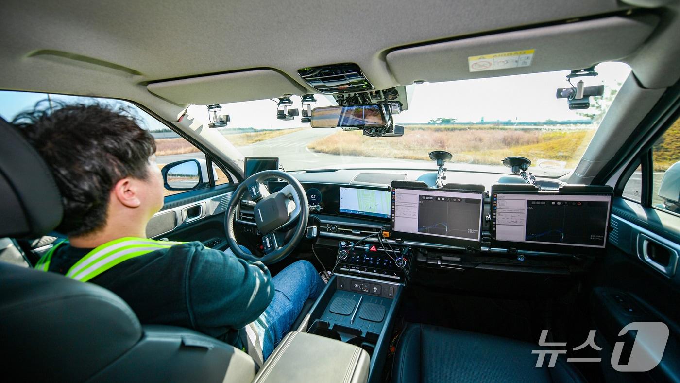  현대모비스 연구원이 자율주행 차량을 운행하고 있는 모습.&#40;현대모비스 제공&#41;