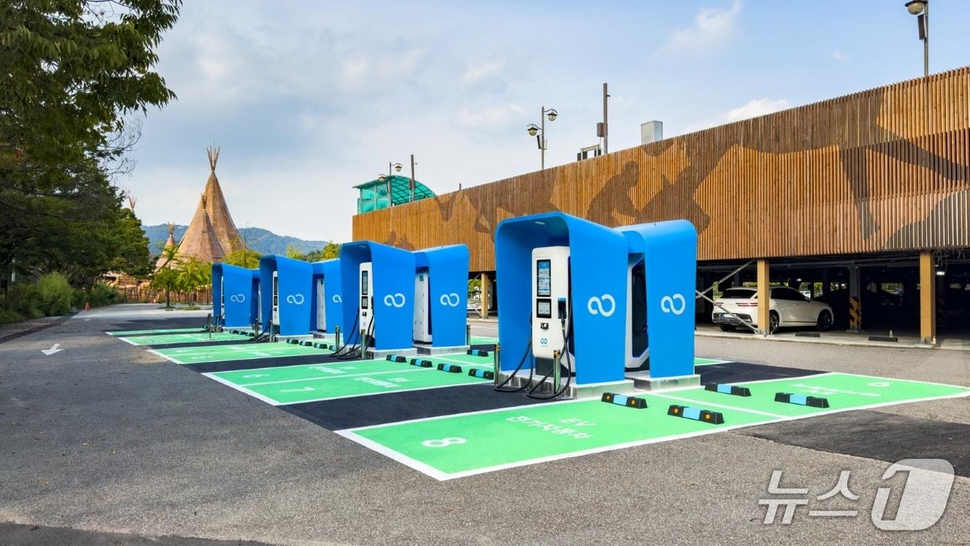 경기도 과천시 렛츠런파크서울 주차장에 설치된 워터 100㎾급 급속 충전기 16개&#40;브라이트에너지파트너스 제공&#41;
