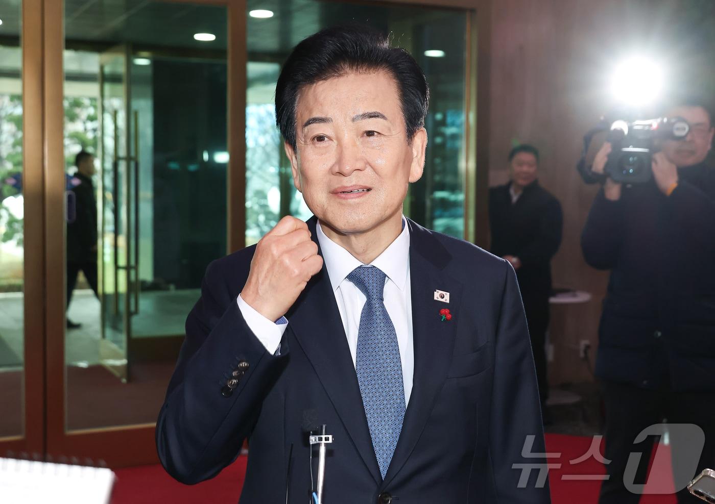 통일교 금품수수 의혹 당사자로 지목된 정동영 통일부 장관이 11일 오전 서울 종로구 정부서울청사로 출근하며 취재진의 질문에 답변하고 있다. &#40;공동취재&#41; 2025.12.11/뉴스1 ⓒ News1 임세영 기자