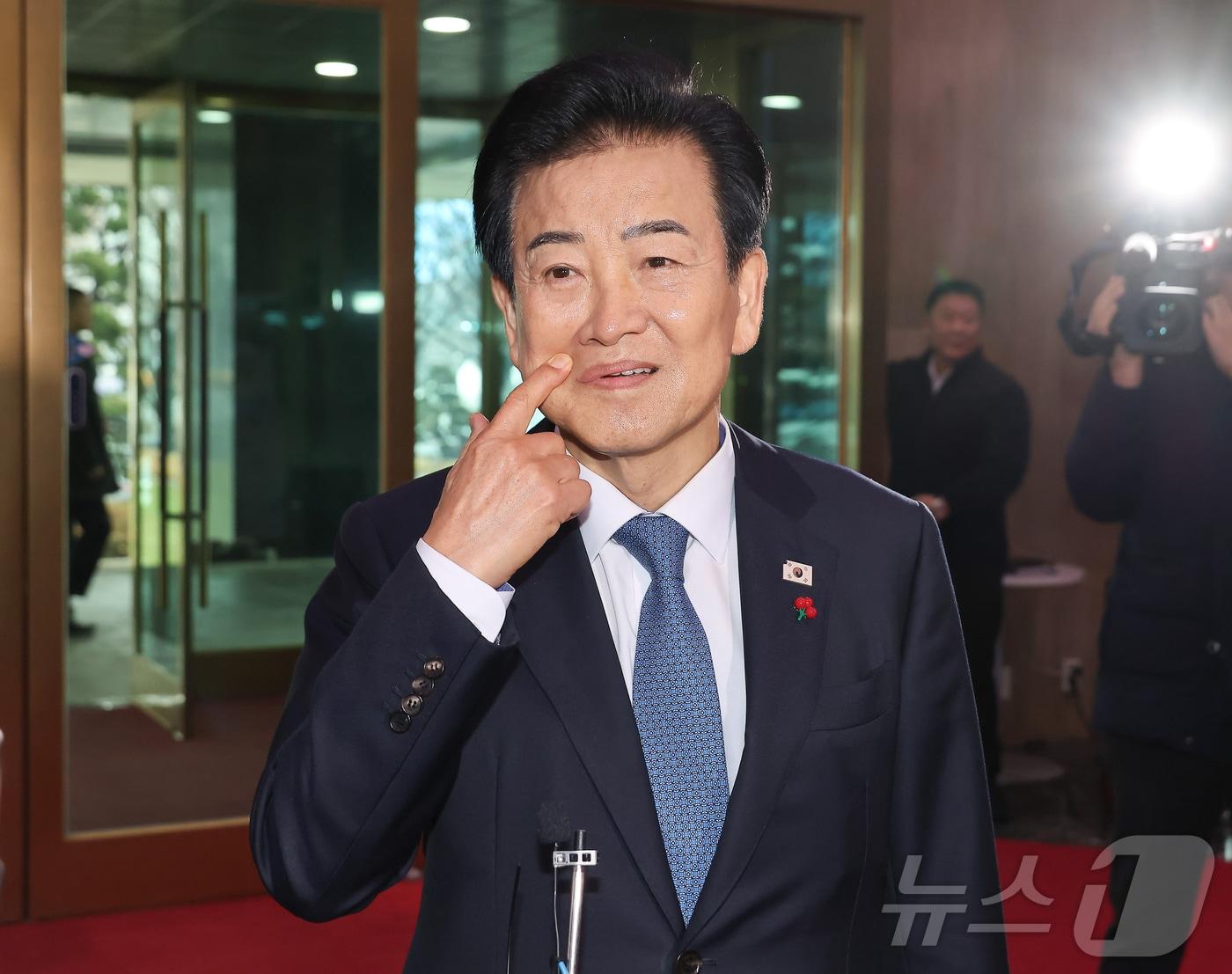 본문 이미지 - 통일교 금품수수 의혹 당사자로 지목된 정동영 통일부 장관이 11일 오전 서울 종로구 정부서울청사로 출근하며 취재진의 질문에 답변하고 있다. &#40;공동취재&#41; 2025.12.11/뉴스1 ⓒ News1 임세영 기자