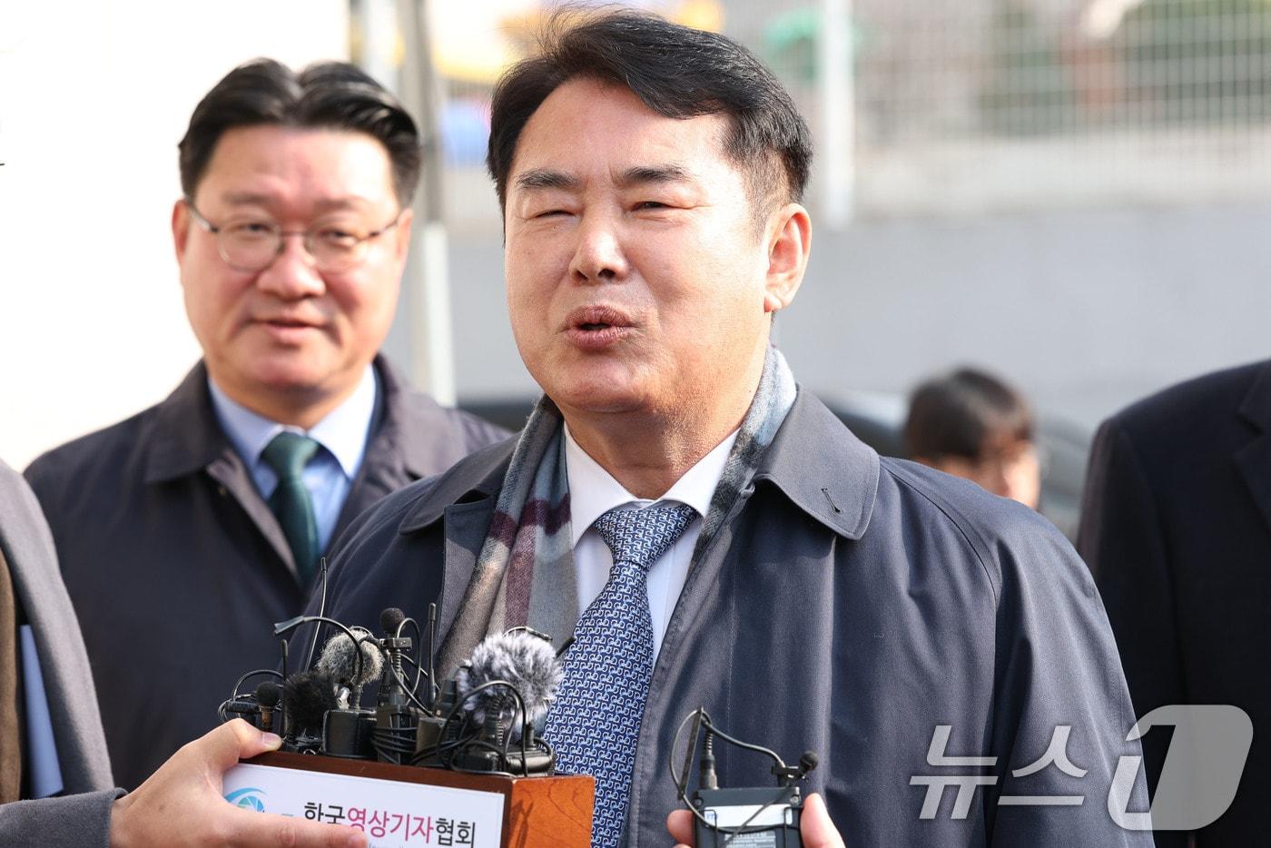 이정선 광주시교육감이 11일 오전 광주 동구 지방법원에서 열리는 사전구속영장 실질심사에 출석하기 전 발언하고 있다. 이 교육감은 지난 2022년 신임 감사관 임용 절차에 개입한&#40;직권남용 권리행사&#41; 혐의를 받고 있다. ⓒ News1 이승현 기자