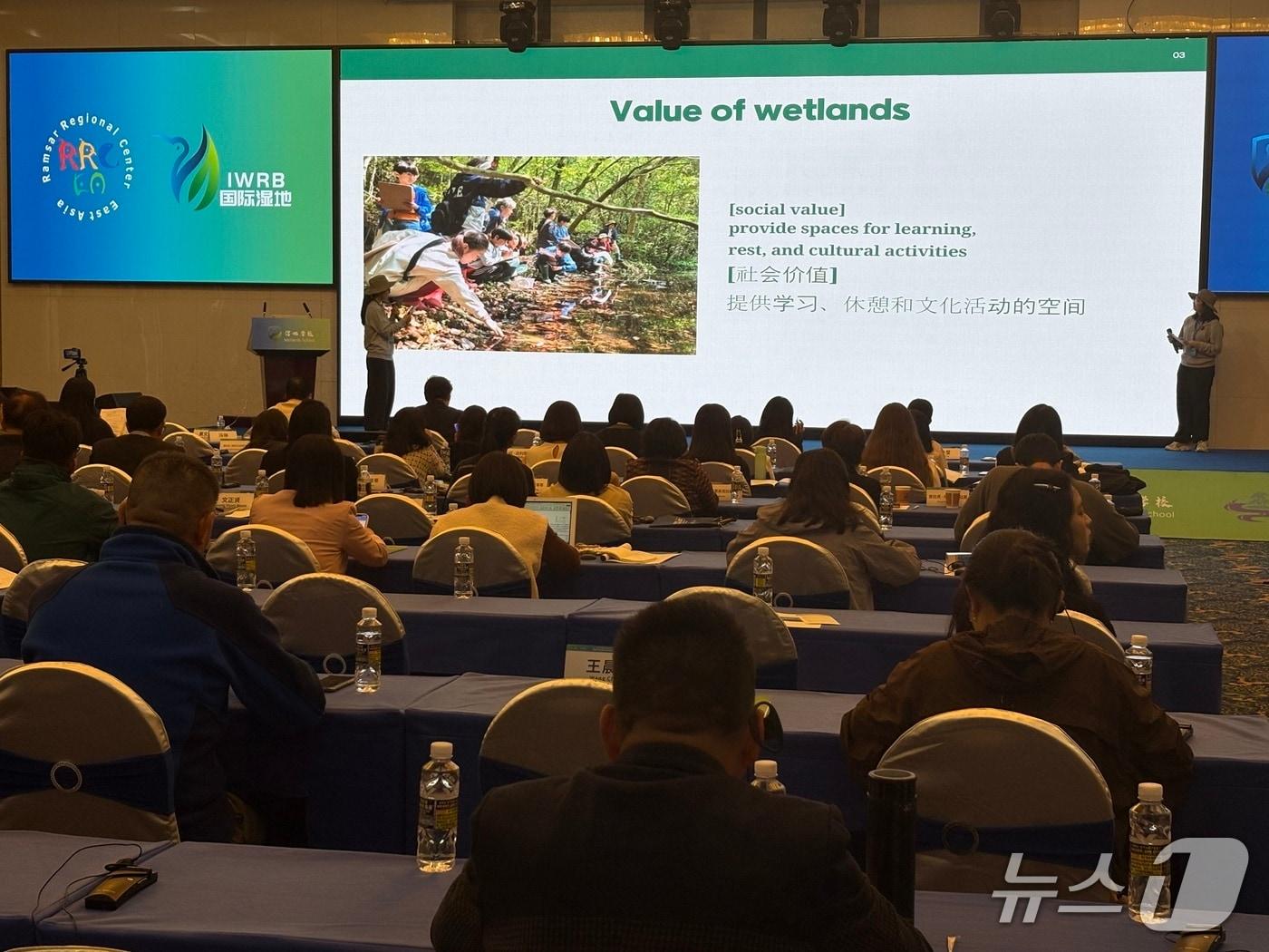 본문 이미지 - 제주 무릉중 3학년 학생이 지난 10일 중국 하이커우에서 열린 아시아 습지학교 네트워크 총회서 제주대표로 발표하고 있다.&#40;제주도교육청 제공&#41;/뉴스1