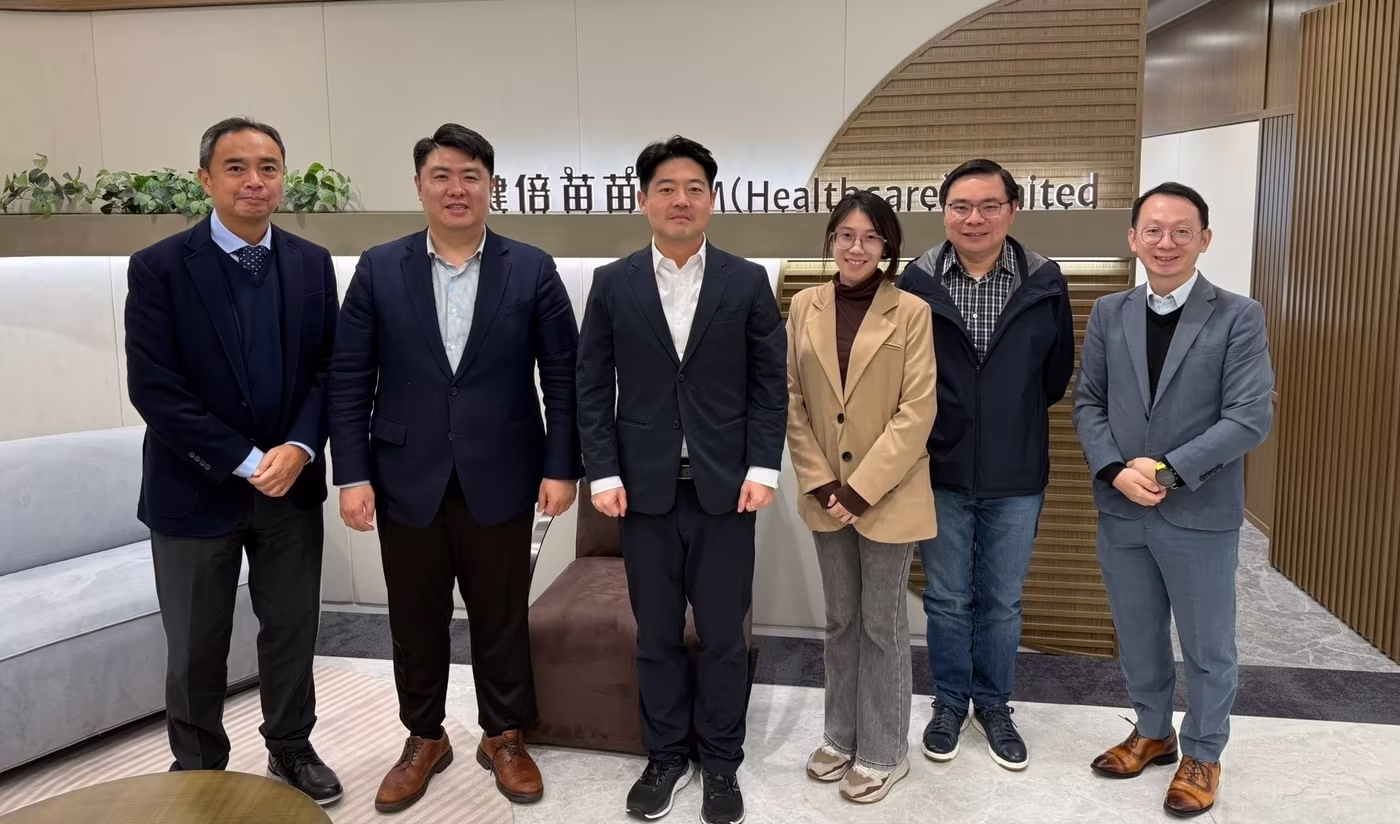 반려동물 정밀의학 기업 캐니캐티케어&#40;대표 홍재우, 왼쪽에서 세 번째&#41;가 홍콩 최대 제약기업 제이콥슨 제약사와 &#39;캐니캔서&#39; 해외 공급 및 2026년 정식 서비스 계약 추진을 위한 협약&#40;MOU&#41;을 체결했다&#40;업체 제공&#41;. ⓒ 뉴스1