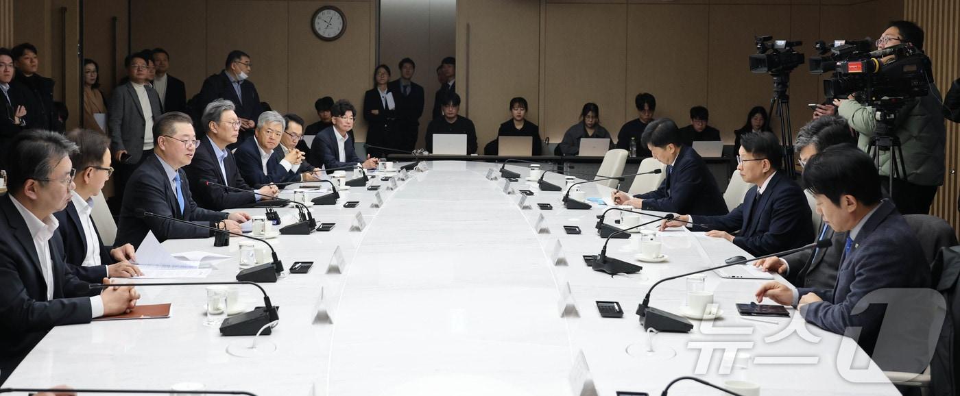 본문 이미지 - 박일준 대한상공회의소 상근부회장이 11일 서울 중구 대한상공회의소 회관에서 열린 '더불어민주당 코스피5000특위·경제형벌민사책임합리화TF-경제8단체 간담회'에서 인사말을 하고 있다. (대한상공회의소 제공. 재판매 및 DB 금지) 2025.12.11/뉴스1