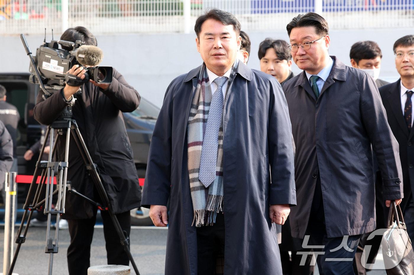 이정선 광주시교육감이 11일 오전 사전구속영장 실질심사에 출석하기 위해 광주 동구 광주지방법원에 들어서고 있다. 이 교육감은 지난 2022년 신임 감사관 임용 절차에 개입한&#40;직권남용 권리행사&#41; 혐의를 받고 있다. 2025.12.11/뉴스1 ⓒ News1 이승현 기자