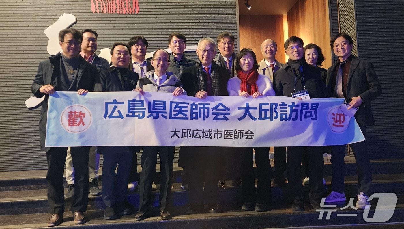 대구지역 의료계가 코로나19 여파 등으로 잠정 중단된 일본 히로시마현의사회와 의료 교류를 재개했다. 사진은 최근 대구를 방문한 희로시마현의사회 의료진과 대구의사회 의료진. &#40;대구의사회 제공. 재판매 및 DB 금지&#41;/뉴스1