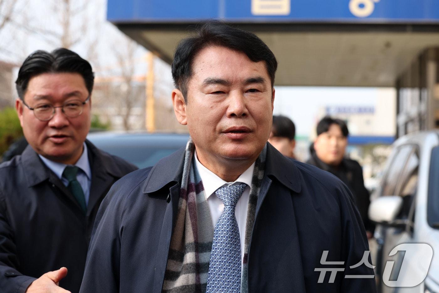 이정선 광주시교육감이 11일 오전 사전구속영장 실질심사에 출석하기 위해 광주 동구 광주지방법원에 들어서고 있다. 이 교육감은 지난 2022년 신임 감사관 임용 절차에 개입한&#40;직권남용 권리행사&#41; 혐의를 받고 있다. 2025.12.11/뉴스1 ⓒ News1 이승현 기자