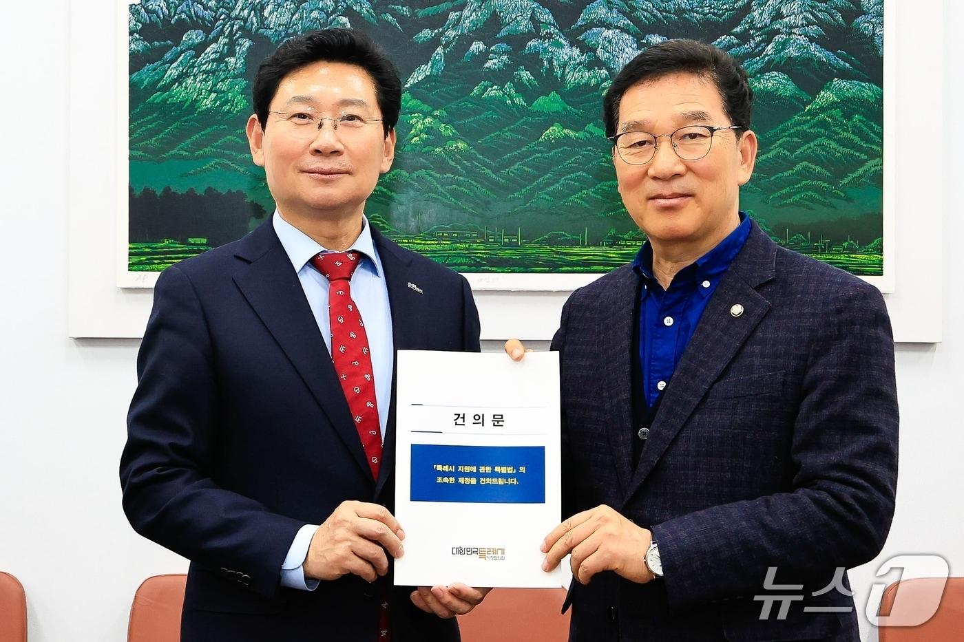 이상일 시장&#40;왼쪽&#41;이 지난 10일 신정훈 국회 행정안전위원회 위원장에게 &#39;특례시 지원에 관한 특별법 제정 촉구 건의문&#39;을 전달하고 있는 모습.&#40;용인시 제공&#41;