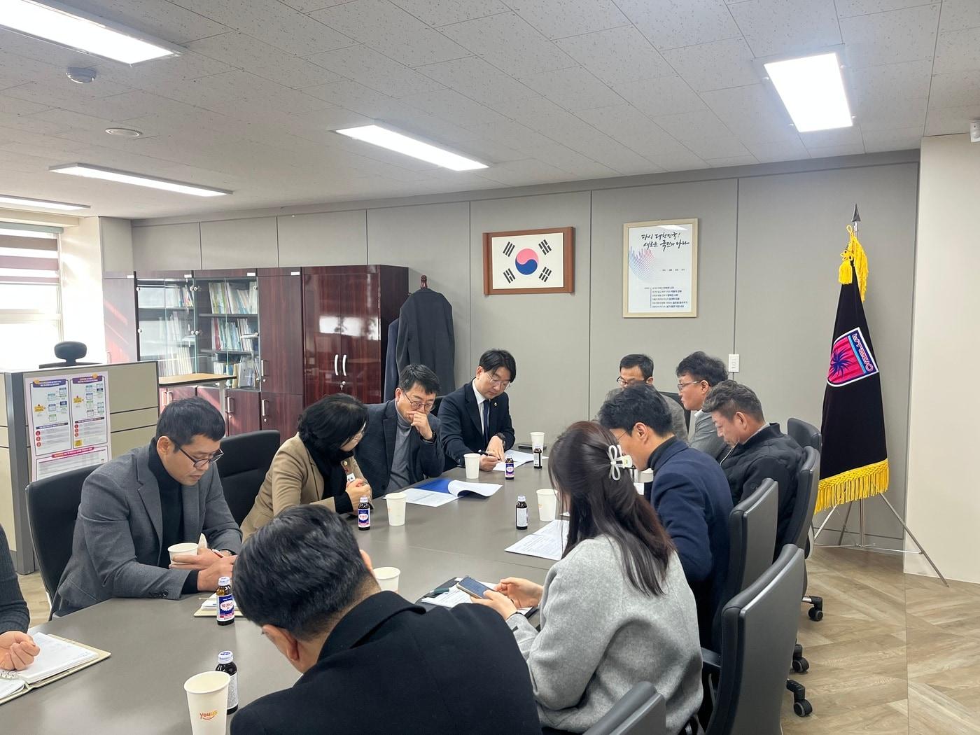 본문 이미지 - 천안 불당중학교에서 진행된 간담회 모습.(구형서 도의원 제공. 재판매 및 DB금지)/뉴스1