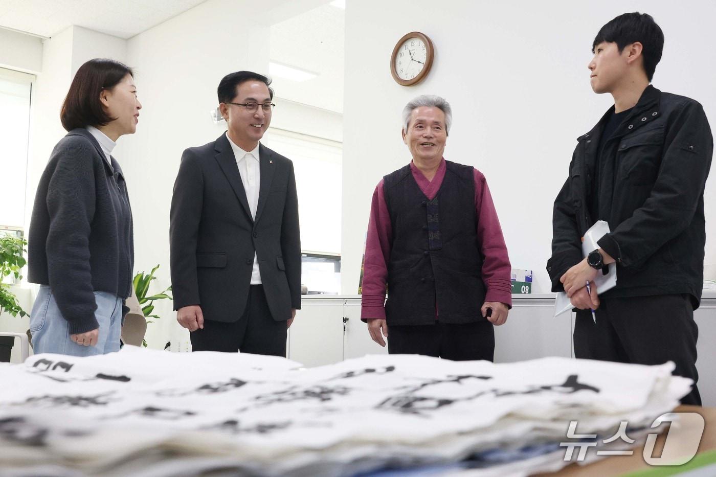 박희조 동구청장이 문화원 현장점검을 하고 있다.&#40;뉴스1 제공. 재판매 및 DB금지&#41;/뉴스1