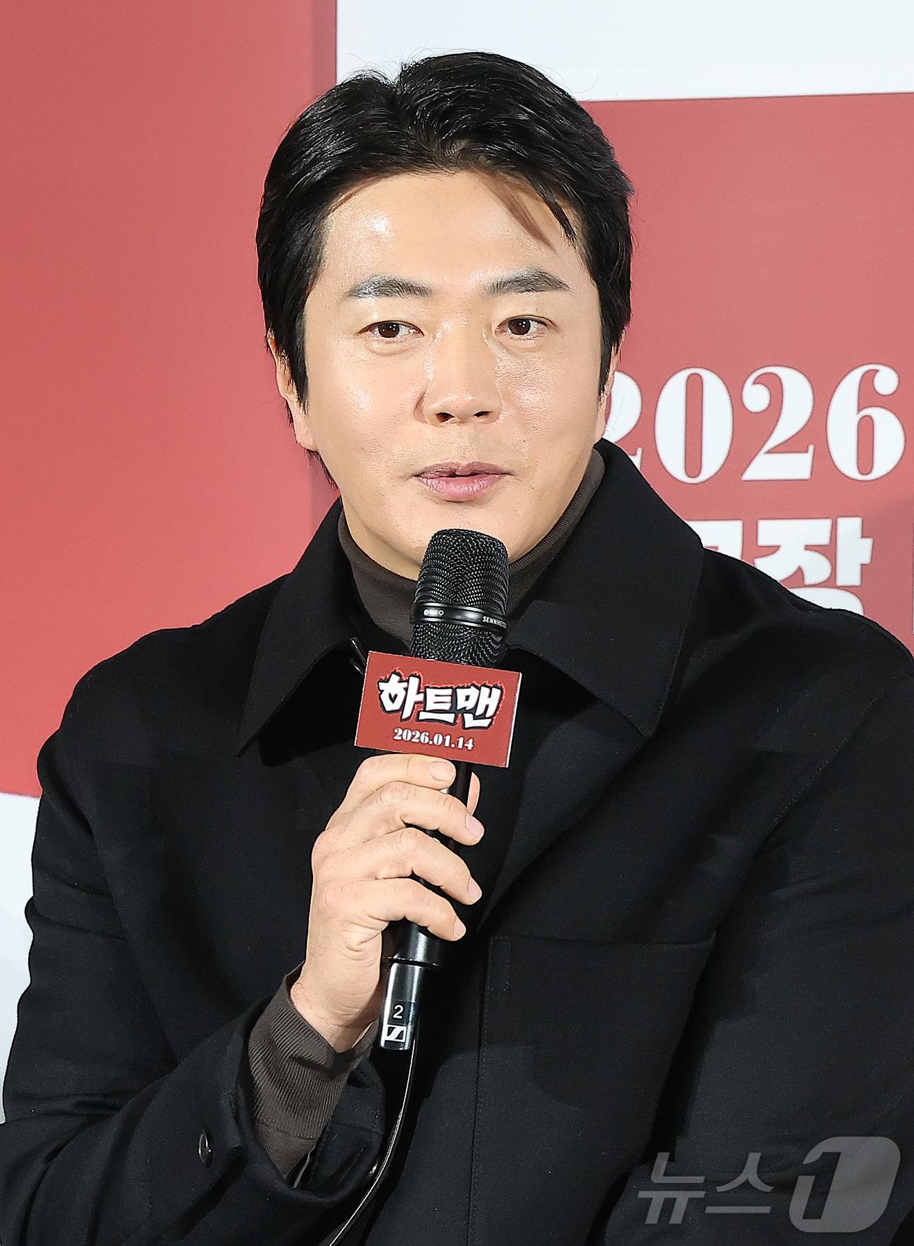 본문 이미지 - 배우 권상우가 11일 오전 서울 광진구 롯데시네마 건대입구에서 열린 영화 ‘하트맨’ 제작보고회에 참석해 인사말을 하고 있다. ‘하트맨’은 돌아온 남자 승민&#40;권상우&#41;이 다시 만난 첫사랑을 놓치지 않기 위해 고군분투하지만, 첫사랑에게 절대 말할 수 없는 비밀이 생기며 벌어지는 코미디로 내년 1월 14일 개봉한다. 2025.12.11/뉴스1 ⓒ News1 김진환 기자