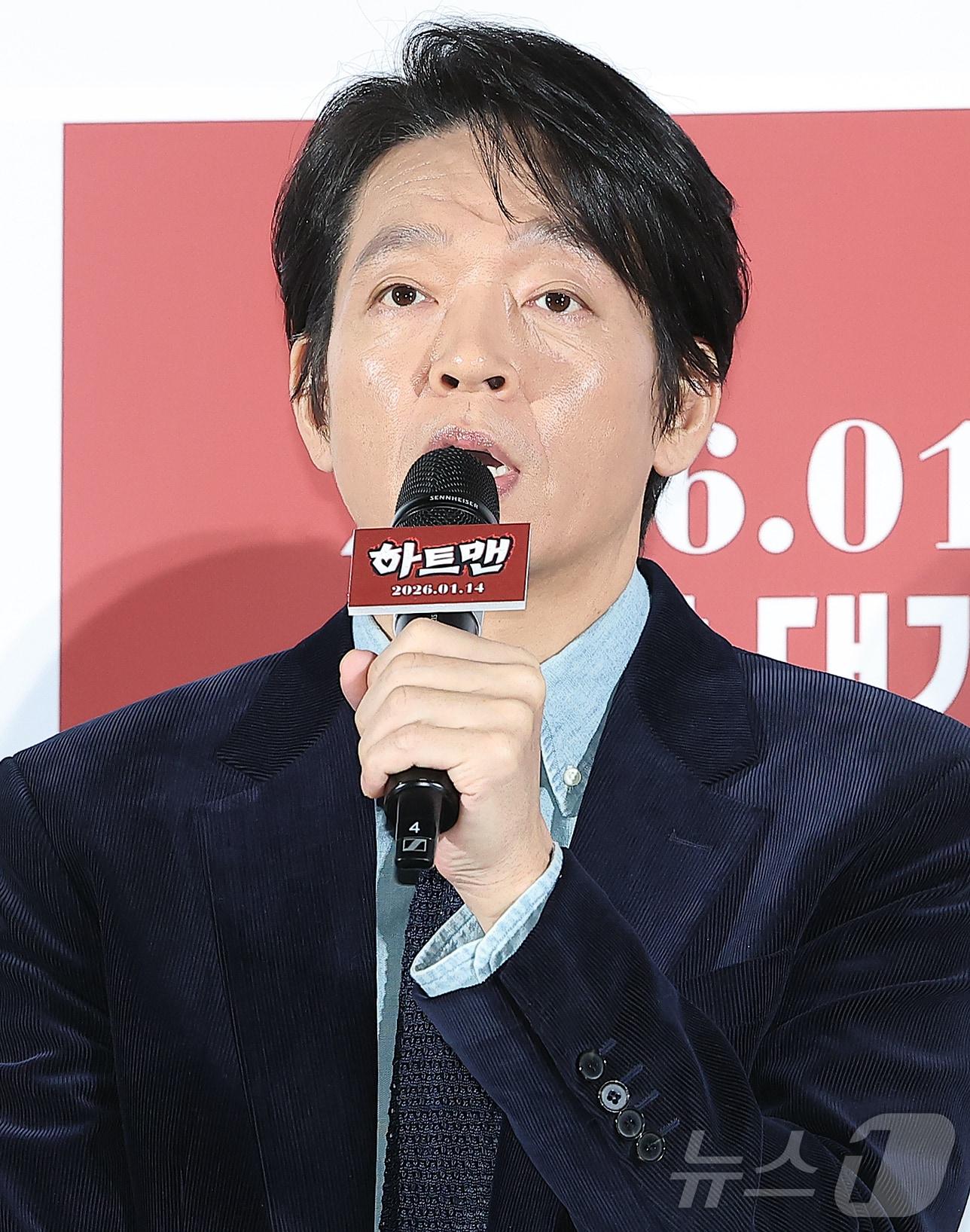 본문 이미지 - 배우 박지환이 11일 오전 서울 광진구 롯데시네마 건대입구에서 열린 영화 ‘하트맨’ 제작보고회에 참석해 인사말을 하고 있다. ‘하트맨’은 돌아온 남자 승민&#40;권상우&#41;이 다시 만난 첫사랑을 놓치지 않기 위해 고군분투하지만, 첫사랑에게 절대 말할 수 없는 비밀이 생기며 벌어지는 코미디로 내년 1월 14일 개봉한다. 2025.12.11/뉴스1 ⓒ News1 김진환 기자