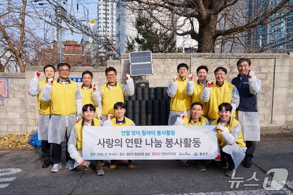 본문 이미지 -  연탄 배달 봉사활동 진행 &#40;HDC현대산업개발 제공&#41;