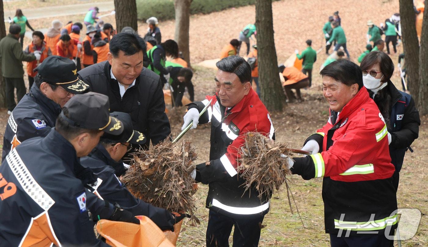 김두겸 울산시장이 11일 오전 울산대공원 동문 주차장 일원에서 열린 산림 인화물질 제거 캠페인에 참여하고 있다. &#40;울산시 제공. 재판매 및 DB 금지&#41; /뉴스1
