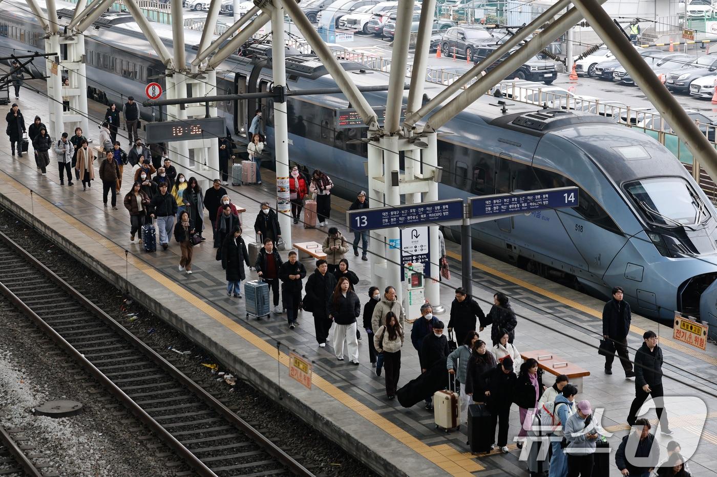 서울역에서 열차가 정상 운행, 승객들이 이동하고 있다. 2025.12.11/뉴스1 ⓒ News1 안은나 기자