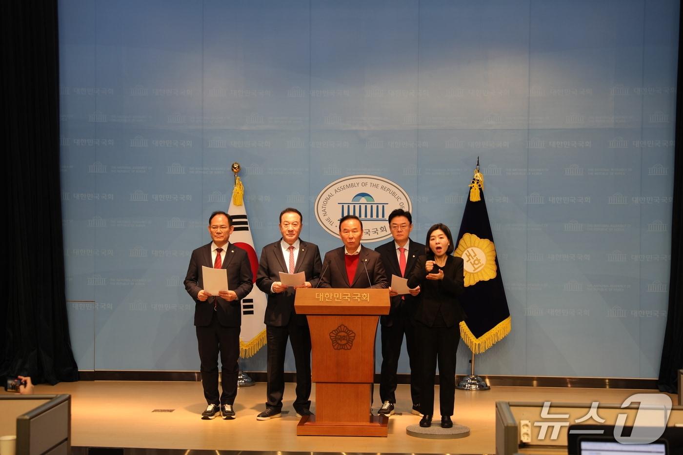 국회 국민의힘 박덕흠 의원 등 4명의 국회의원들이 11일 국회 소통관에서 농어촌 기본소득 국지 지원 확대해 줄 것을 촉구했다. 