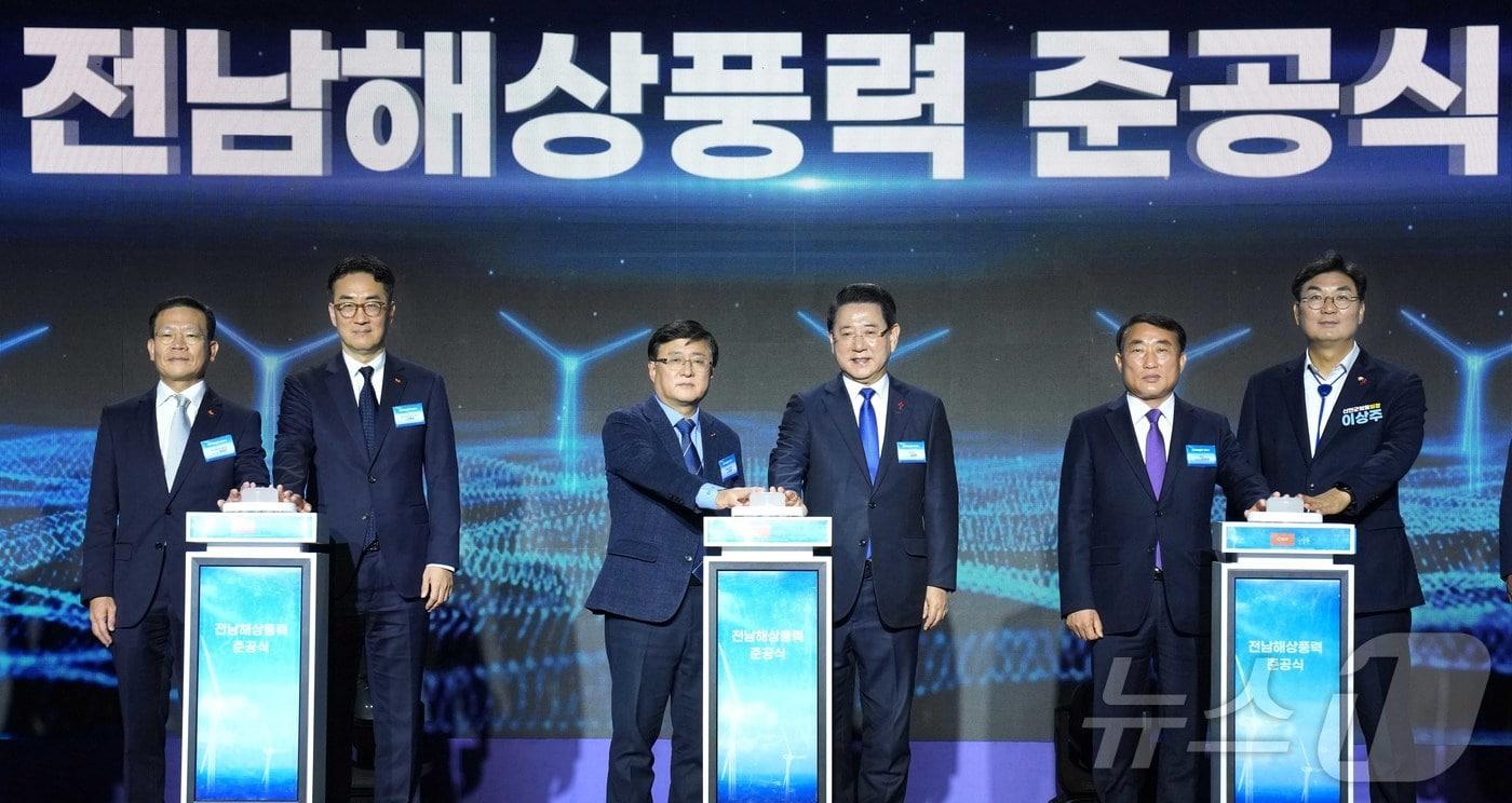 김영록 전라남도지사가 11일 신안 라마다호텔&씨원리조트에서 열린 ‘SK E&S 전남해상풍력1단지&#40;96㎿&#41; 준공식’에 참석해 주요내빈들과 퍼포먼스를 하고 있다.&#40;전남도 제공. 재판매 및 DB금지&#41; 2025.12.11/뉴스1 