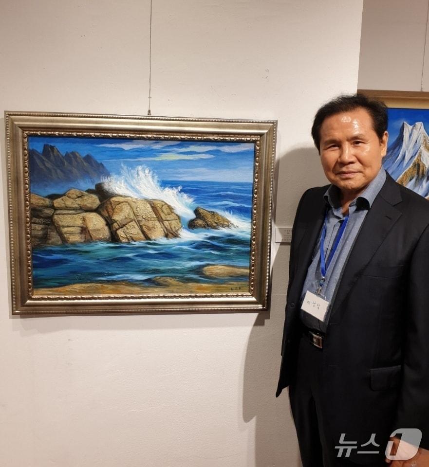 본문 이미지 - 고향 전북 정읍시에 2000만 원의 고향사랑기부금을 기탁한 이상락 씨. 평생 약사로 활동해 온 이씨는 최근 아마추어 화가로 변신해 제2의 인생을 펼치고 있다.&#40;정읍시 제공. 재판매 및 DB금지&#41;/뉴스1