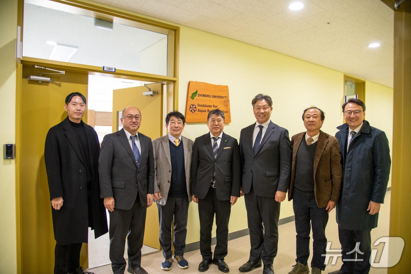 한국해양대 내에 설치된 신슈대학교 위성사무소 앞에서 관계자들이 기념촬영 하는 모습 &#40;해양대 제공. 재판매 및 DB금지&#41;