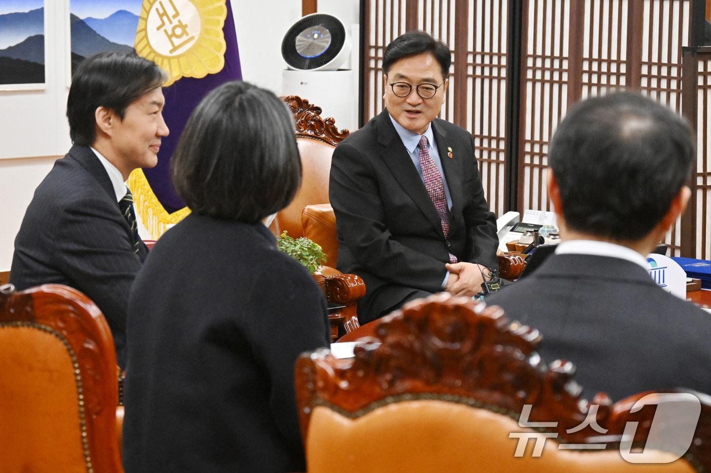 우원식 국회의장이 11일 서울 여의도 국회 의장집무실에서 열린 개혁진보 4당 정치개혁 연석회의 면담에서 인사말하고 있다. &#40;공동취재&#41; 2025.12.11/뉴스1 ⓒ News1 이승배 기자