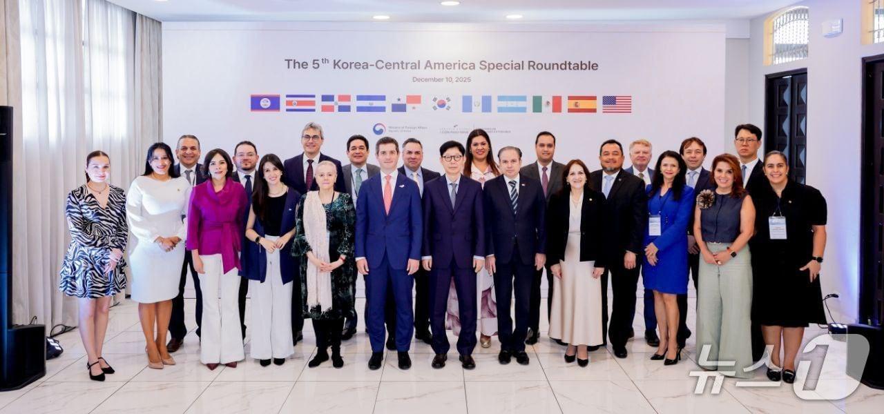 본문 이미지 - 제5차 한·중미 특별라운드테이블 참석자들이 기념 촬영을 하고 있다.&#40;외교부 제공&#41;