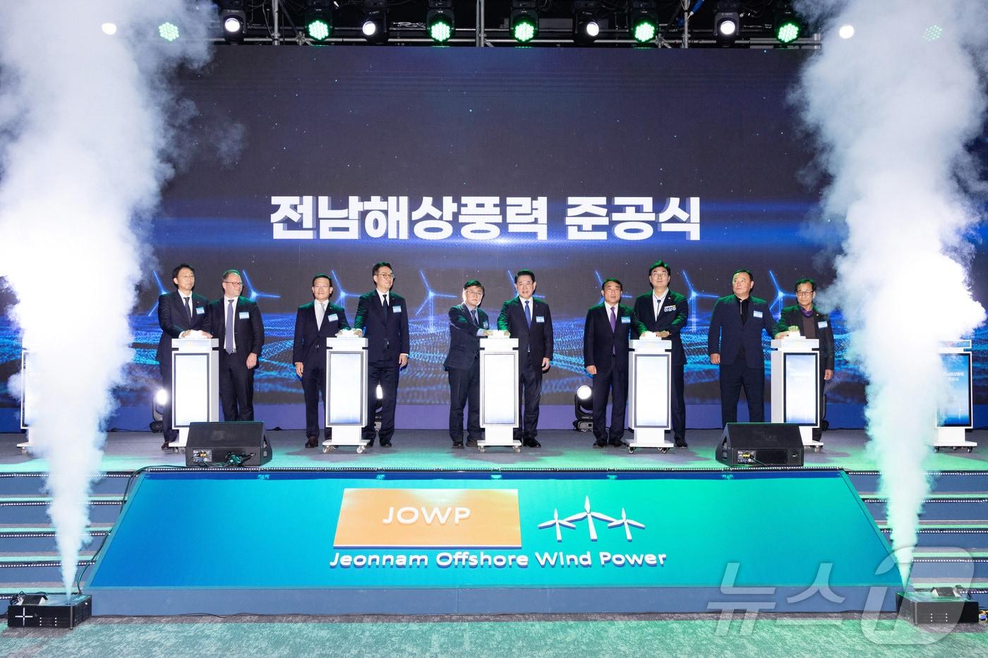 본문 이미지 - 김성환 기후에너지환경부 장관이 전남 신안군 소재 라마다프라자 호텔에서 열린 '전남 해상풍력 1단지 준공식'에 참석해 김영록 전남지사 등 참석자들과 함께 준공 세레머니를 하고 있다. (기후에너지환경부 제공. 재판매 및 DB 금지) 2025.12.11 ⓒ 뉴스1