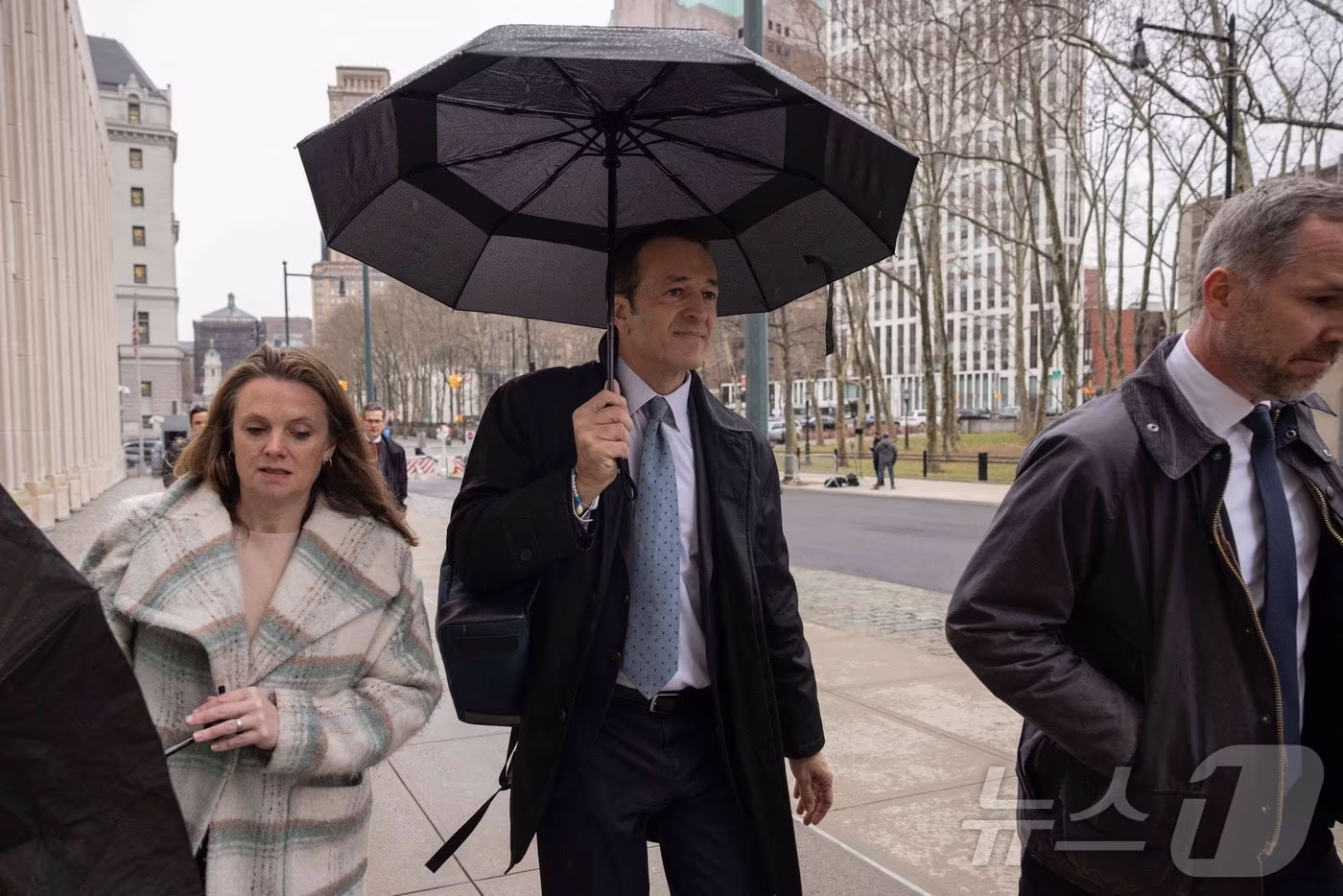 미국 방송사 폭스의 전 임원인 에르난 로페스&#40;가운데&#41;가 2023년 1월 19일 미국 브루클린 법원에 도착하고 있다. 2023.01.19. ⓒ AFP=뉴스1 ⓒ News1 이정환 기자
